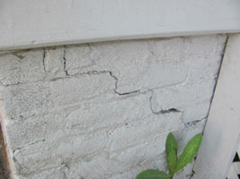 Από που μπαίνουν κατσαρίδες στο σπίτι - Ρωγμή σε τοίχο.